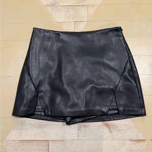 Endless Rose LEATHER FRONT SLITS SKORT - Black